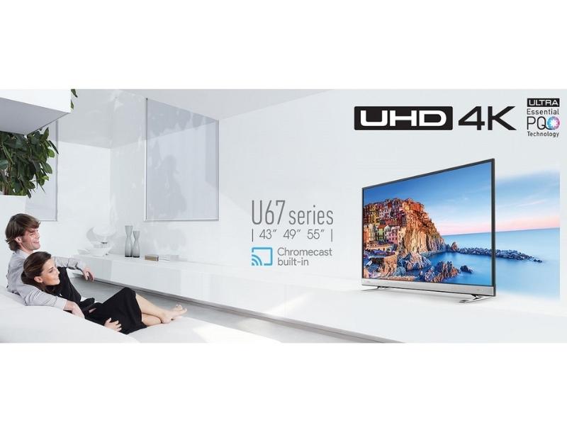 Một lẵng hoa tươi đặt trên bàn gỗ trong phòng khách có cửa sổ lớn nhưng không bị nắng chiếu trực tiếp